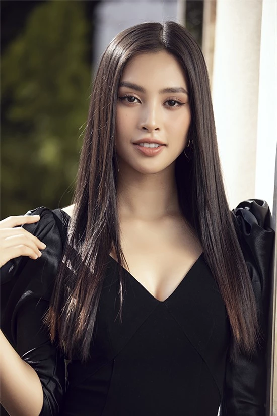 Hoa hậu Việt Nam 2018 - Tiểu Vy biết yêu hồi học lớp ba. Cô thích anh chàng lớp trên vì ngoại hình ‘trắng, xinh’ và nhờ bạn chuyển thư, xin nick yahoo.