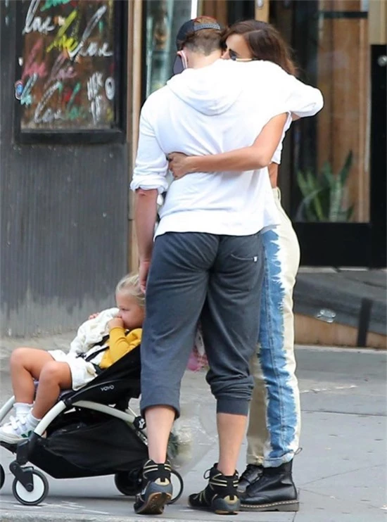 Irina Shayk và Bradley Cooper dành cho nhau cái ôm thật chặt để tạm biệt. Cặp đôi cũ trông thân thiết như thể chưa hề chia tay.