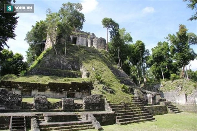 Hai ngôi mộ cổ của người Maya nằm ngay dưới hai kim tự tháp.