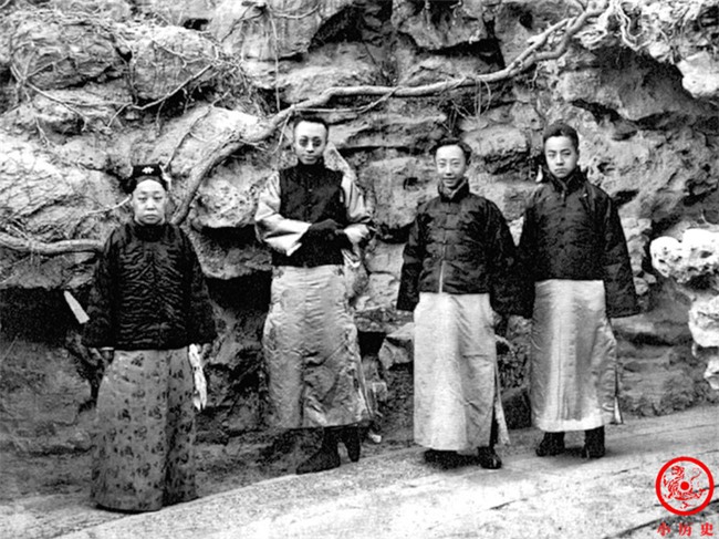 Loạt ảnh cũ về hậu cung của Hoàng đế Quang Tự triều nhà Thanh: Hoàng hậu lưng gù, phi tần có vóc dáng mũm mĩm - Ảnh 8. Loạt ảnh cũ về hậu cung của Hoàng đế Quang Tự triều nhà Thanh: Hoàng hậu lưng gù, phi tần có vóc dáng mũm mĩm - Ảnh 8.
