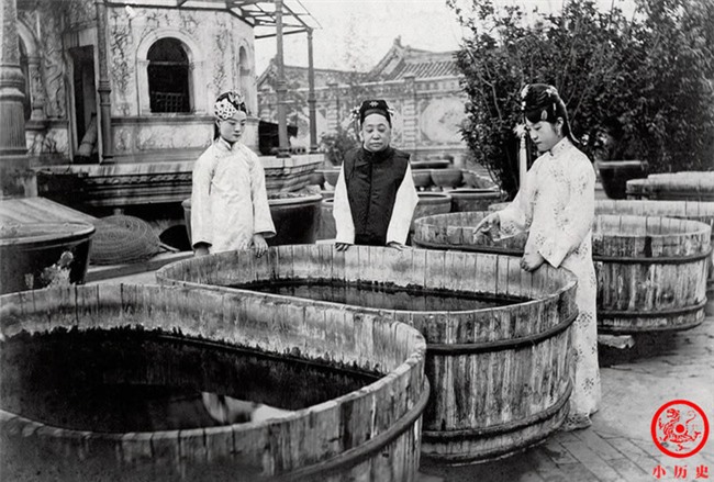 Loạt ảnh cũ về hậu cung của Hoàng đế Quang Tự triều nhà Thanh: Hoàng hậu lưng gù, phi tần có vóc dáng mũm mĩm - Ảnh 9. Loạt ảnh cũ về hậu cung của Hoàng đế Quang Tự triều nhà Thanh: Hoàng hậu lưng gù, phi tần có vóc dáng mũm mĩm - Ảnh 9.