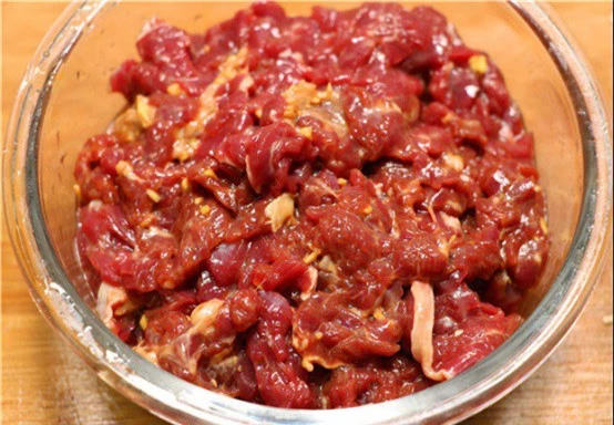 Ngâm với thứ nước này, thịt bò lỡ mua phải miếng già, dai khi xào cũng mềm, thơm, mẹ chồng khó tính cũng phải khen - Ảnh 2. Ngâm với thứ nước này, thịt bò lỡ mua phải miếng già, dai khi xào cũng mềm, thơm, mẹ chồng khó tính cũng phải khen - Ảnh 2.