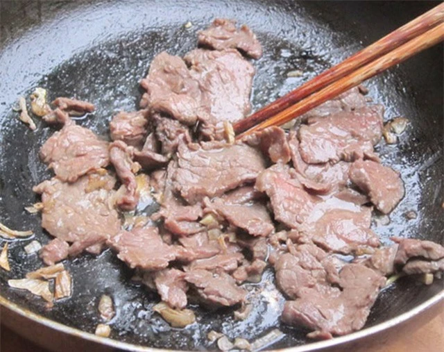 Ngâm với thứ nước này, thịt bò lỡ mua phải miếng già, dai khi xào cũng mềm, thơm, mẹ chồng khó tính cũng phải khen - Ảnh 3. Ngâm với thứ nước này, thịt bò lỡ mua phải miếng già, dai khi xào cũng mềm, thơm, mẹ chồng khó tính cũng phải khen - Ảnh 3.