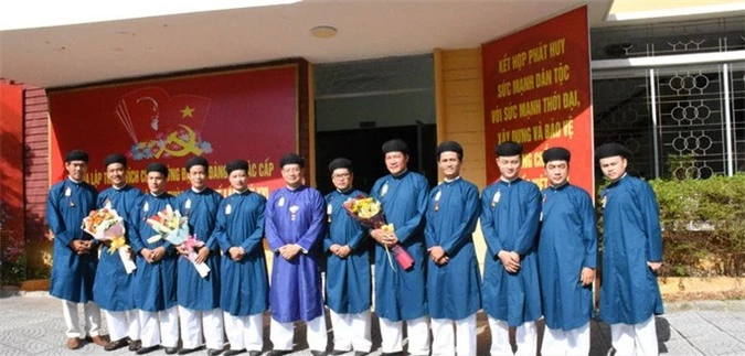 Tranh cãi việc nam công chức mặc áo dài đi làm - Ảnh 1. Tranh cãi việc nam công chức mặc áo dài đi làm - Ảnh 1.