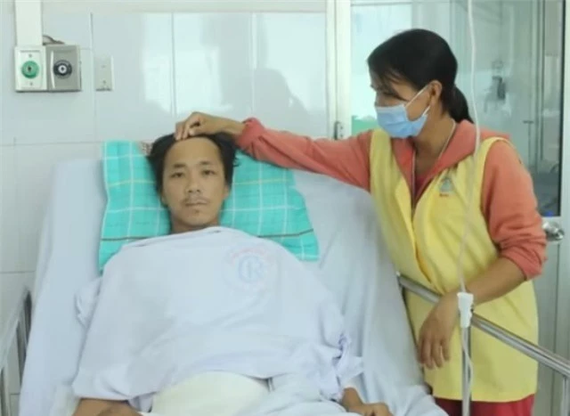 Vợ chồng bệnh nhân bị rắn hổ chúa cắn tặng 80 triệu đồng cho một bệnh nhân khác - Ảnh 2. Vợ chồng bệnh nhân bị rắn hổ chúa cắn tặng 80 triệu đồng cho một bệnh nhân khác - Ảnh 2.