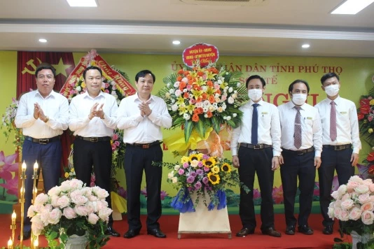 Huyện ủy, HĐND, UBND huyện tặng lăng hoa chúc mừng Trung tâm Y tế Cẩm Khê.