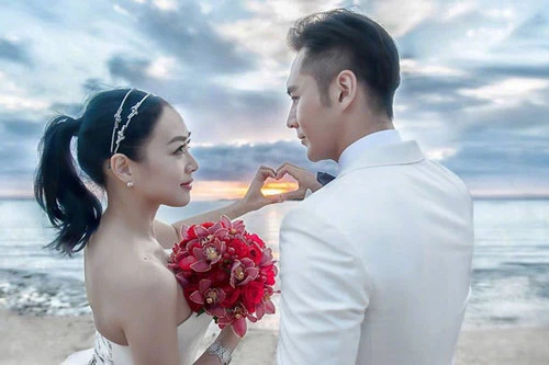 Chung Lệ Đề và chồng trẻ kém 12 tuổi - diễn viên Trung Quốc Trương Luân Thạc. Ảnh: Chung Lệ Đề Weibo. Chung Lệ Đề và chồng trẻ kém 12 tuổi - diễn viên Trung Quốc Trương Luân Thạc. Ảnh: Chung Lệ Đề Weibo.