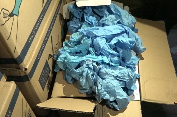 TP.HCM: Phát hiện gần 5.000 thùng carton chứa găng tay y tế giả