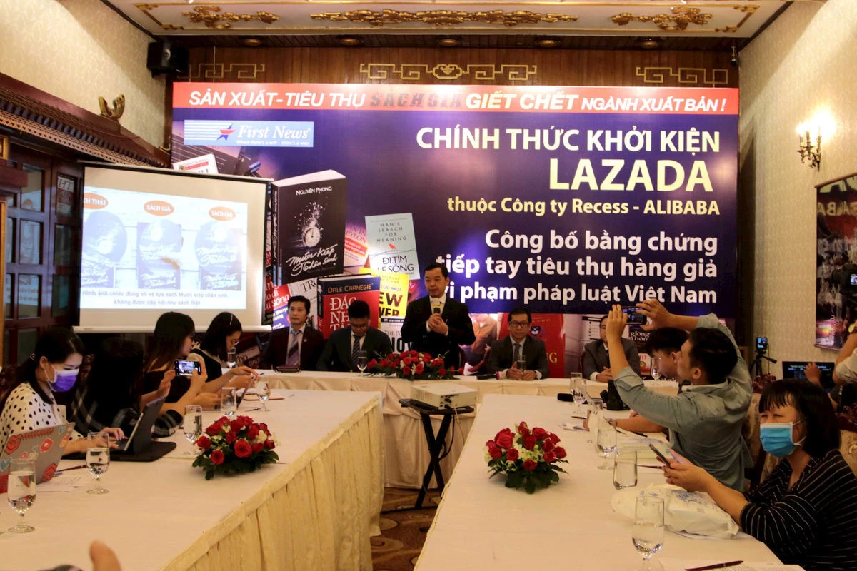 Ông Nguyễn Văn Phước, CEO First News - Trí Việt (đứng), và các đại diện, luật sư trong buổi gặp gỡ báo chí sáng 9/9.
