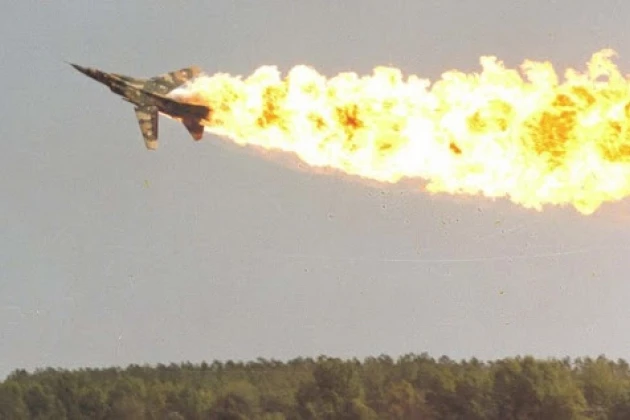 Một tiêm kích MiG-23 của Không quân Syria đã bị rơi gần thành phố Dei ez Zor. Ảnh: Avia-pro.