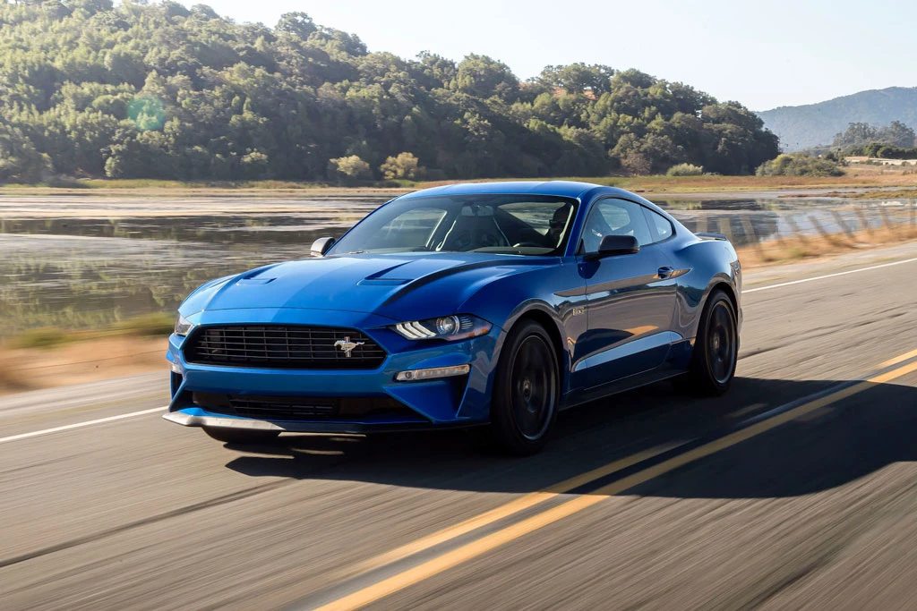 1. Ford Mustang (doanh số: 44.062 chiếc).