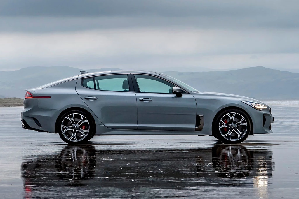 10. Kia Stinger (doanh số: 10.853 chiếc).