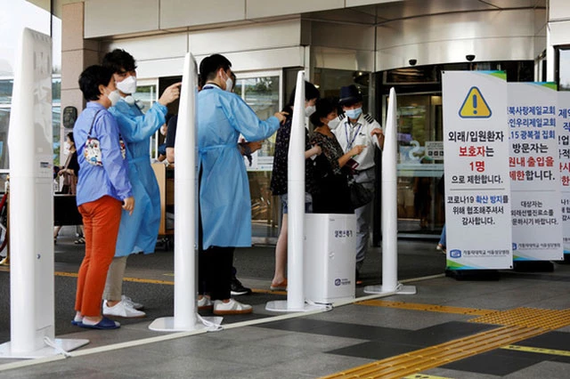 Người dân đeo khẩu trang tại lối vào một bệnh viện ở Seoul ngày 26/8. Ảnh: Reuters.