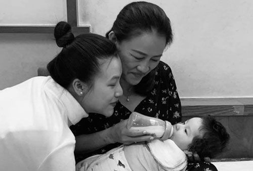 Hoàng Oanh khoe rõ mặt con trai