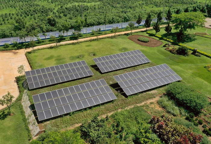 Pin năng lượng mặt trời tại Trang trại Vinamilk Organic giúp tiết kiệm điện năng.