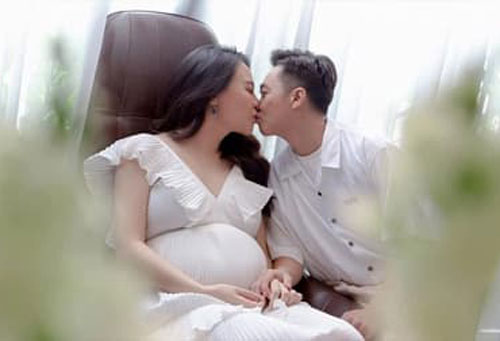 Đàm Thu Trang tung bộ ảnh cuối thai kì bên Cường Đô La, nhan sắc quả đáng gờm