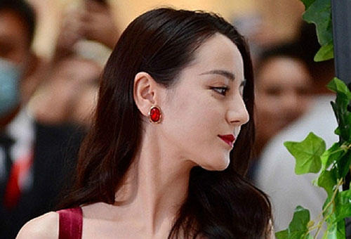 Địch Lệ Nhiệt Ba bị chê già ở tuổi 28