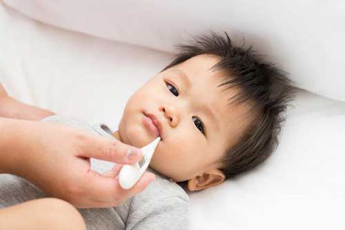 Trẻ bị sốt: 4 trường hợp cha mẹ cần đưa bé đến bệnh viện ngay lập tức