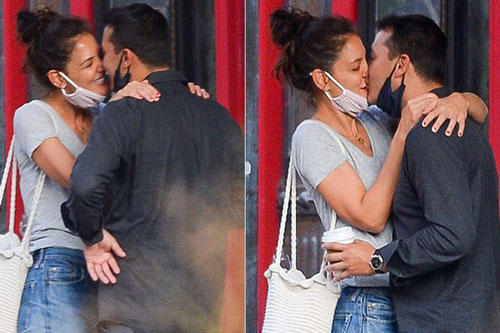 Katie Holmes không ngừng âu yếm bồ trẻ