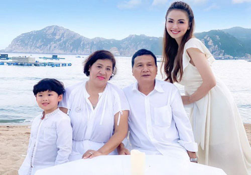 Hoa hậu bị mẹ ruột từ mặt 1.400 ngày đã làm lành, nhiều sao Việt không may mắn như vậy