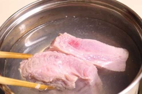 Đun sôi nước để trần thịt có thực sự tốt không?