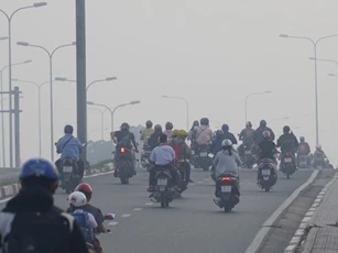 Toàn cảnh bầu trời TP HCM chìm trong màu trắng đục