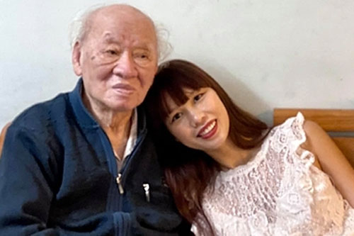 Hà Anh hụt hẫng khi ông nội qua đời