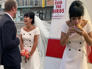 Lily Allen cưới ở nhà thờ, ăn mừng bằng burger