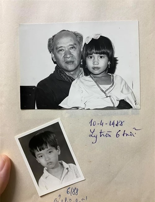 Hà Anh (tên thường gọi là Ly) chụp ảnh cùng ông  lúc 6 tuổi.