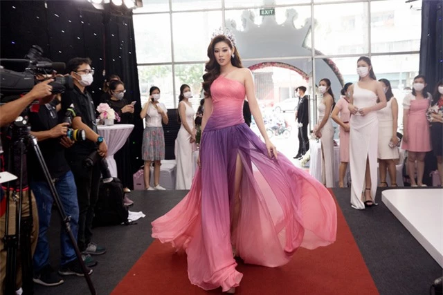 Hoa hậu Khánh Vân xuất hiện rạng rỡ với vương miện “trái tim dũng cảm” - Ảnh 8.