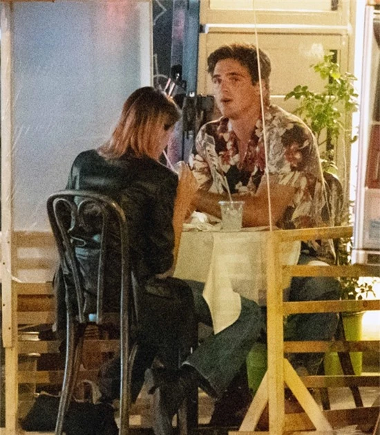 Cặp đôi rời nhà hàng và đến một quán cafe.
