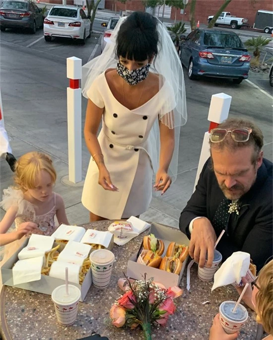 Sau lễ cưới, cô dâu - chú rể đưa hai con gái đi ăn mừng bằng burger và khoai tây chiên.