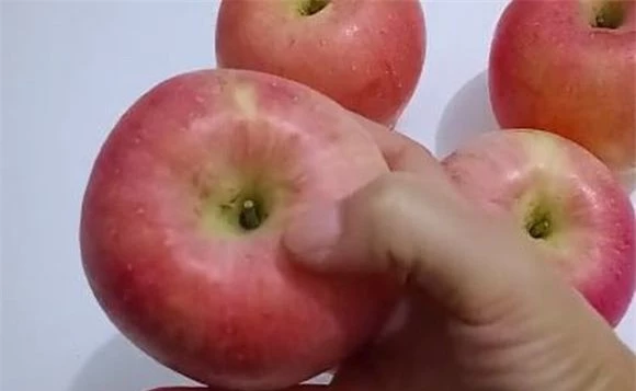 Hãy thử ấn tay vào táo giúp chọn táo ngon