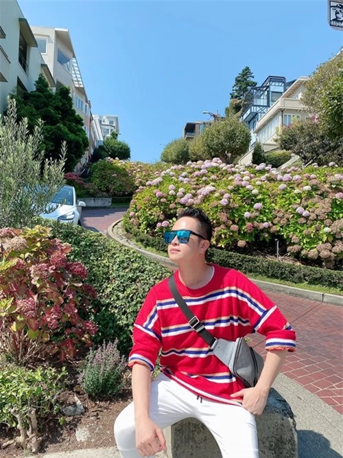 Buổi chiều, Nhật Tinh Anh thảnh thơi đi dạo. Anh chạy xe khoảng một giờ tới đường hoa Lombard ở San Francisco để ngắm cảnh.