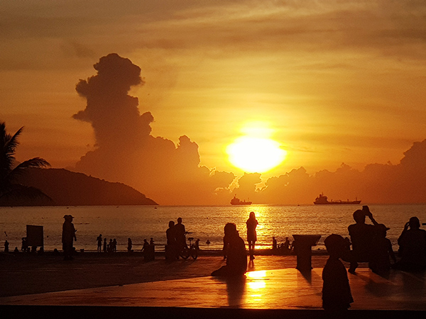 Đà Nẵng: Dân được đi tắm biển, nhà hàng ăn uống được mở cửa trở lại từ 0h ngày 11/9