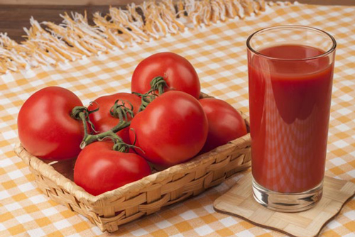 Cà chua và công dụng thần kỳ trong việc loại bỏ mụn trứng cá và vết thâm sẹo