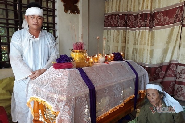 Con tử vong do mắc nghẹn bánh lọc, cha câm điếc khóc không thành tiếng