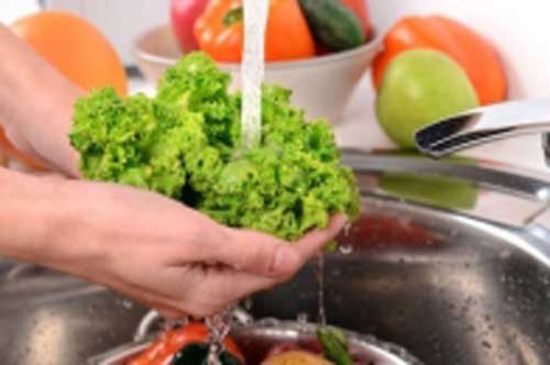 Ngâm rau sống bằng nước muối tưởng sạch hóa sai lầm, đây mới là cách loại bỏ hết mầm bệnh và vi khuẩn