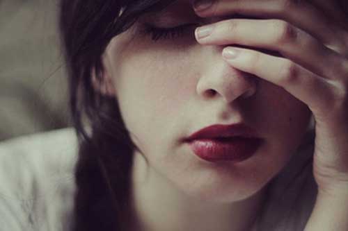 Dọn dẹp quần áo bẩn, tôi sững người khi phát hiện mưu tính "động trời" của chị dâu