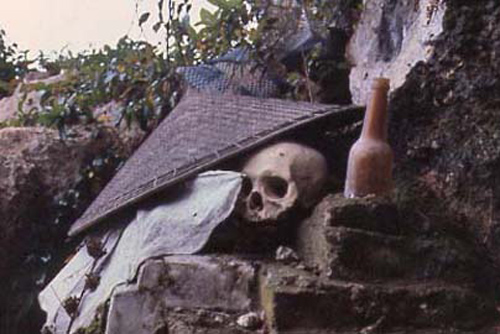 'Kinh hãi' khi xác chết bật nắp quan tài tìm về nhà