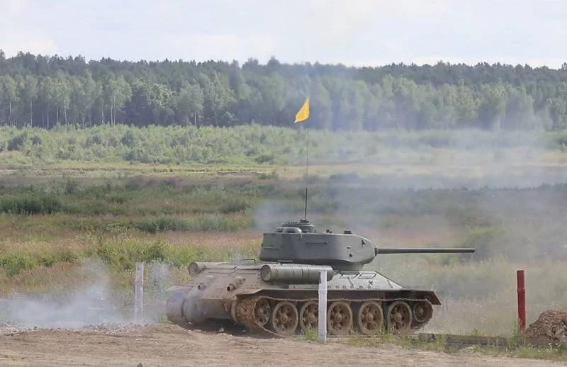 Xe tăng T-34 tham gia bắn đạn thật tại thao trường Alabino. Ảnh: Topwar.