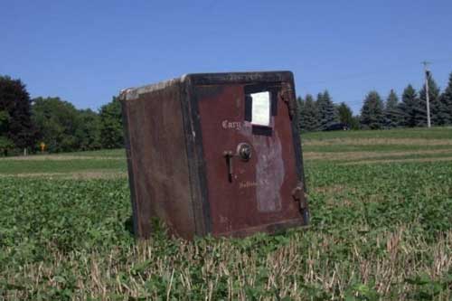 Két sắt bí ẩn bị khóa chặt nằm chình ình giữa nông trại Mỹ