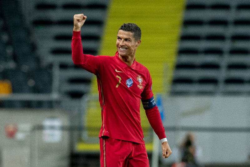 Huyền thoại M.U dự đoán 'tuổi nghề' của Ronaldo