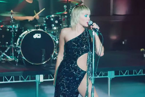 Miley Cyrus diện đầm Công Trí