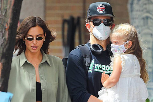 Irina Shayk và Bradley Cooper đi dạo cùng con