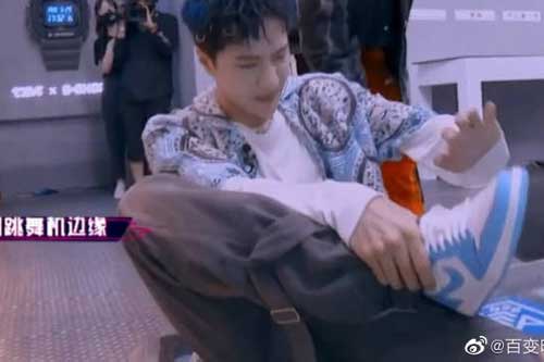 Vương Nhất Bác khiến fan lo lắng vì bị thương nặng ở chân