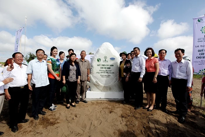 “Quỹ 1 triệu cây xanh cho Việt Nam” trồng cây tại Khu di tích đường Hồ Chí Minh trên biển, tỉnh Bến Tre.