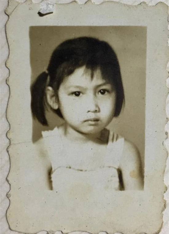 Hiền Mai trong bức ảnh thẻ đen trắng chụp năm 1971, khi cô được hơn 4 tuổi.