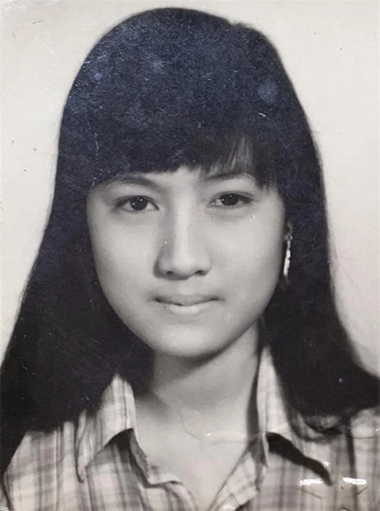 Hiền Mai để kiểu tóc dài thả suôn suốt những năm cấp 3. Ảnh cô chụp khi học lớp 12.