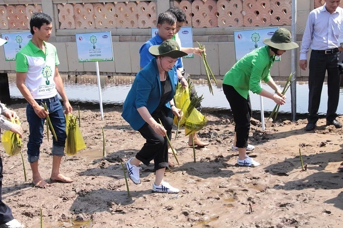 Bà Nguyễn Thị Kim Ngân - Uỷ viên Bộ Chính trị, Chủ tịch Quốc Hội nước CHXHCNVN đã cùng “Quỹ 1 triệu cây xanh cho Việt Nam” trồng cây tại Mốc tọa độ Quốc gia Mũi Cà Mau.